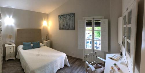 Un dormitorio pequeño con una cama y una ventana. en Casa Martina, en El Bosque
