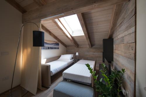 a bedroom with two beds and a skylight at Il Riposo del Gladiatore in Aosta