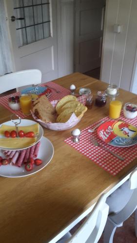 ein Holztisch mit einem Teller mit Essen darauf in der Unterkunft Buitengoed Het Achterdiep in Ter Apel