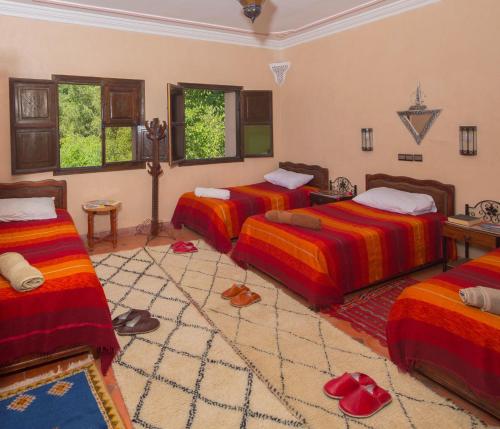 una camera con tre letti di Hotel Soleil Imlil a Imlil