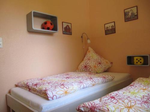 سرير أو أسرّة في غرفة في Cottage Margerite - Ferienhof Friedrichsthal