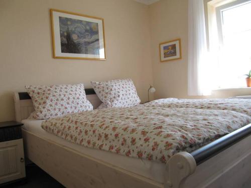 سرير أو أسرّة في غرفة في Cottage Margerite - Ferienhof Friedrichsthal