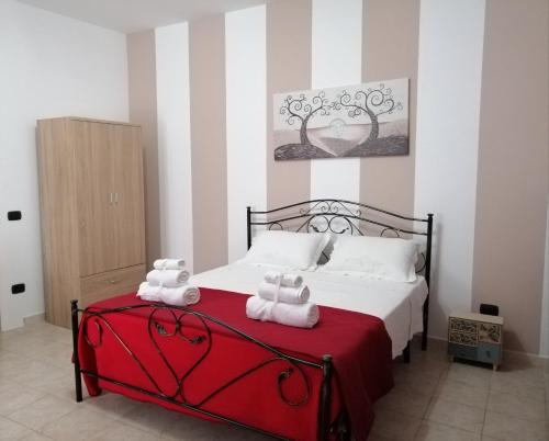 sypialnia z łóżkiem z ręcznikami w obiekcie Lu Marchese w mieście Minervino di Lecce