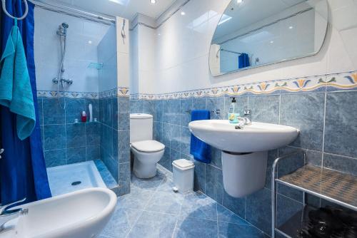 A bathroom at Calipso Tamarit