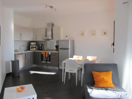T2 de standing idéalement situé في بروبريانو: غرفة معيشة مع أريكة ومطبخ