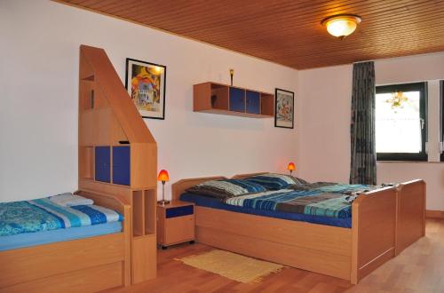 アルンスベルクにあるPension Beckerのベッドルーム1室(ベッド2台、二段ベッド1組付)
