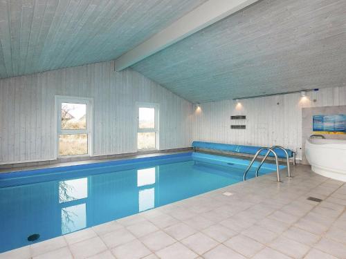 Swimmingpoolen hos eller tæt på 10 person holiday home in Bl vand