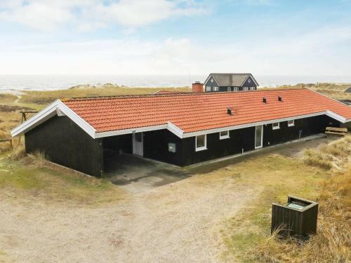 ブラーバンドにある10 person holiday home in Bl vandのオレンジ色の屋根の黒い家屋の上空