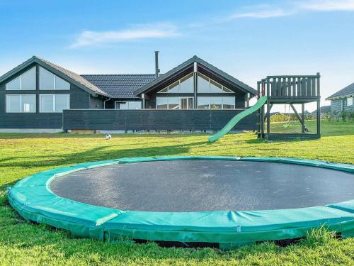 ein leeres Trampolin im Hof eines Hauses in der Unterkunft 14 person holiday home in Bogense in Bogense