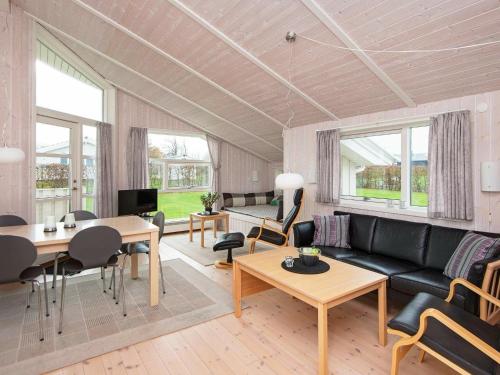 Flovtにある6 person holiday home in Haderslevのリビングルーム(ソファ、テーブル、椅子付)