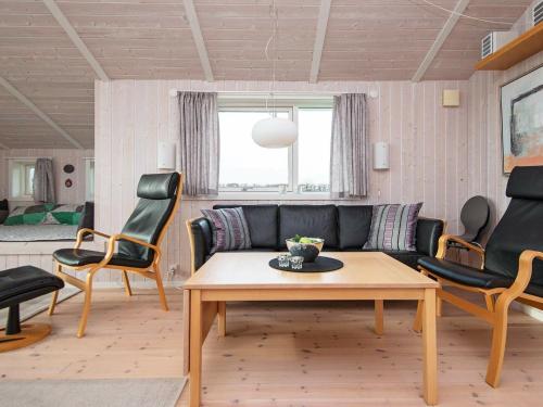 Flovtにある6 person holiday home in Haderslevのリビングルーム(ソファ、椅子、テーブル付)
