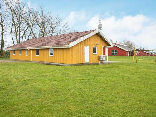 ノーポにある12 person holiday home in Nordborgの草原小黄色家