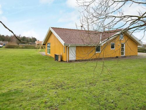 ノーポにある12 person holiday home in Nordborgの草原黄色の家