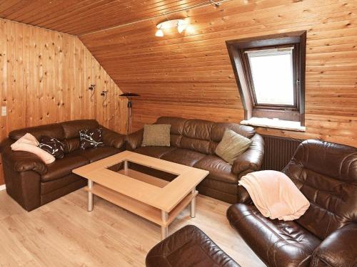 3 person holiday home in Ansager في Ansager: غرفة معيشة مع أريكة جلدية وطاولة قهوة