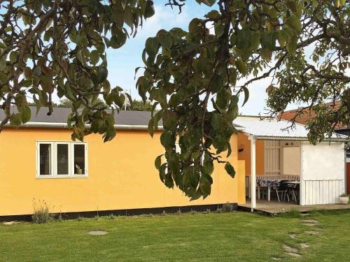 スヴァネケにある4 person holiday home in Svanekeの黄色の家