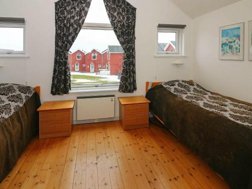 2 camas en una habitación con ventana en Apartment Hadsund en Øster Hurup
