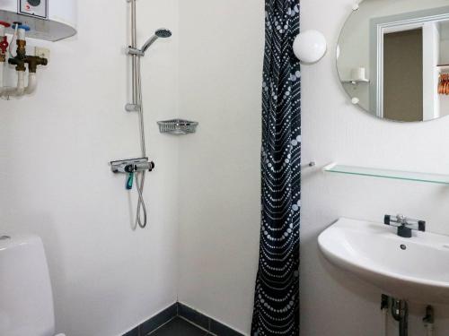 La salle de bains est pourvue d'une douche et d'un lavabo. dans l'établissement Apartment Hadsund, à Øster Hurup