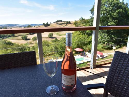 una botella de vino y una copa de vino en una mesa en Splendid Mansion in Cuzy with Swimming Pool, en Cuzy