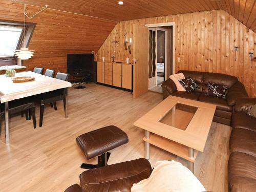 3 person holiday home in Ansager في Ansager: غرفة معيشة مع أريكة وطاولة