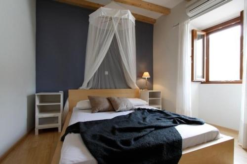 Llit o llits en una habitació de Anelina Paxos Residences (Anezina’s apartment)