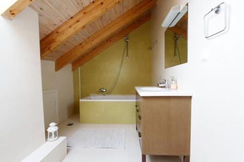 ein Badezimmer mit einem Waschbecken und einer Badewanne in der Unterkunft Anelina Paxos Residences (Anezina’s apartment) in Gaios
