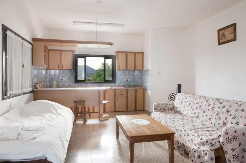 Ένα ή περισσότερα κρεβάτια σε δωμάτιο στο Balci Plaza Hotel and Balci Plaza guest Bungalows Karpaz peninsula