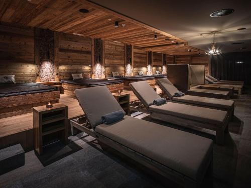 a room with a bunch of beds in it at AlpenParks Hotel & Apartment Arlberg Warth mit Pool in Warth am Arlberg