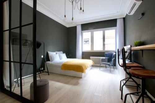 Un dormitorio con una cama con una manta amarilla. en Luxury Apartment by Hi5 - Aranykéz 7, en Budapest