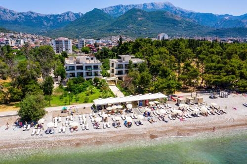 - une vue aérienne sur une plage dotée de chaises et de parasols dans l'établissement Apartments Kuce Lekovica Beach & snack bar- Bistro, à Bar