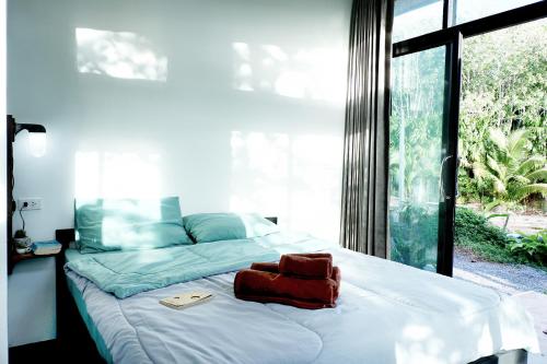 Postel nebo postele na pokoji v ubytování Baan Laanta@Lanta