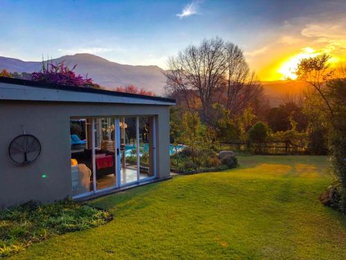 una casa con vistas a la puesta de sol en Cathkin Cottage Bed & Breakfast, en Champagne Valley