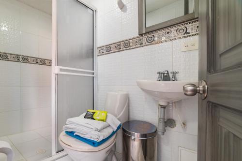 a bathroom with a toilet and a sink at Ayenda 1121 Exito in Pereira