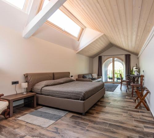 sypialnia z łóżkiem i sklepionym sufitem w obiekcie La Locanda del Cantiere w mieście Laglio