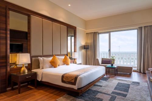 מיטה או מיטות בחדר ב-The Fern Sattva Resort, Dwarka