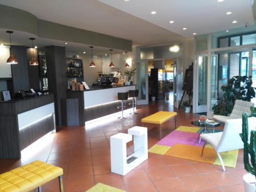 un hall d'un magasin avec des tables et des chaises dans l'établissement Hotel Toscana, à Figline Valdarno