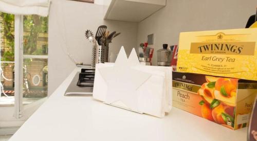 um balcão de cozinha com uma caixa de comida em 2 Be Home Colosseo em Roma