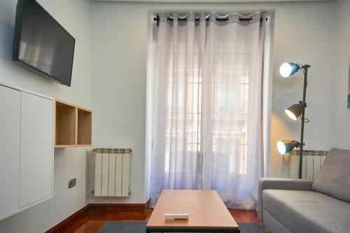 En tv och/eller ett underhållningssystem på Madrid Gran Vía, Behap Apartments