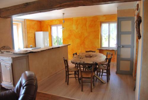 une cuisine et une salle à manger avec une table et des chaises dans l'établissement Gîte, à Montagny-sur-Grosne
