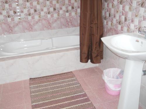 uma casa de banho com um lavatório, uma banheira e um WC. em CoconutCrazy! Homestay em Ottappālam