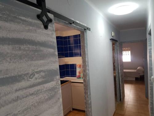 - une cuisine avec une porte en cours de rénovation dans l'établissement Apartamento excepcional,piscina y 100m de la playa, parking gratis!!, à Salou