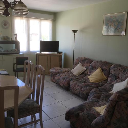 un salon avec un canapé et une table dans l'établissement Baie de somme, à Pendé