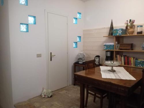 um quarto com uma mesa e uma porta branca em TUSCANY EASY HOLIDAYS em Capannoli