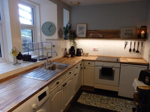 Köök või kööginurk majutusasutuses Lovely house next to Euchan River