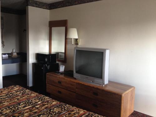 Televisyen dan/atau pusat hiburan di Battlefield Inn Springfield