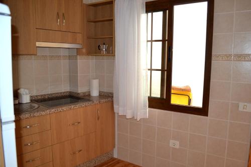 een keuken met een wastafel en een raam bij Junonia Marítimo in Playa de Santiago