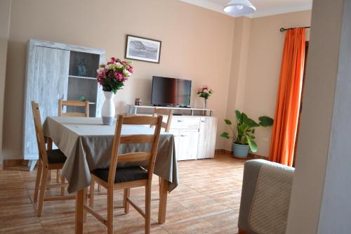 a dining room with a table and chairs at Junonia Marítimo in Playa de Santiago