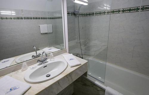 y baño con lavabo y ducha acristalada. en Le Boucanier en Vieux-Boucau-les-Bains