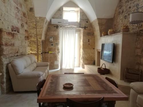 - un salon avec un canapé et une table dans l'établissement Don Minzoni, à Nardò