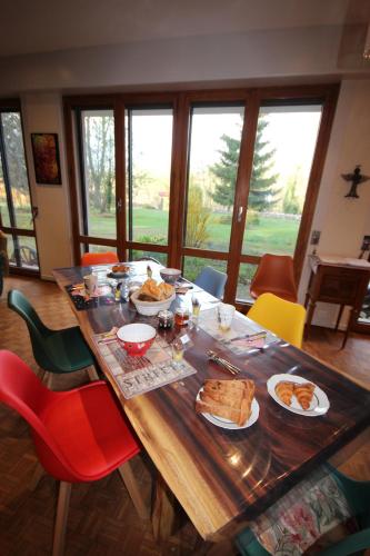 une table en bois avec de la nourriture dessus dans l'établissement Chambres d'hôtes Domaine des Iris, à Anould