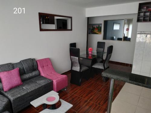 sala de estar con sofá y mesa en Apartamento amoblado a excelente precio, en Bogotá